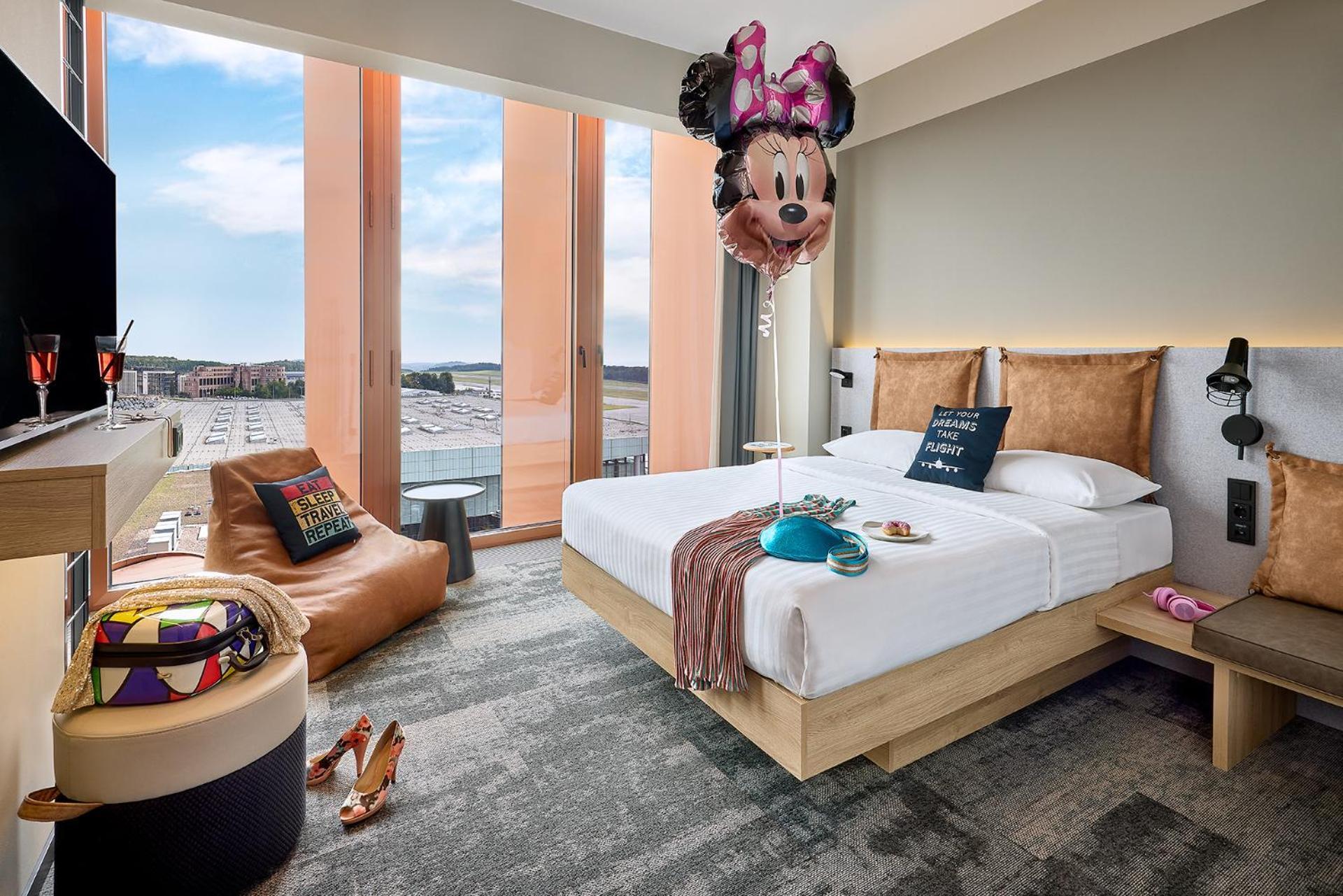 Moxy Luxembourg Airport Hotel Niederanven Екстериор снимка