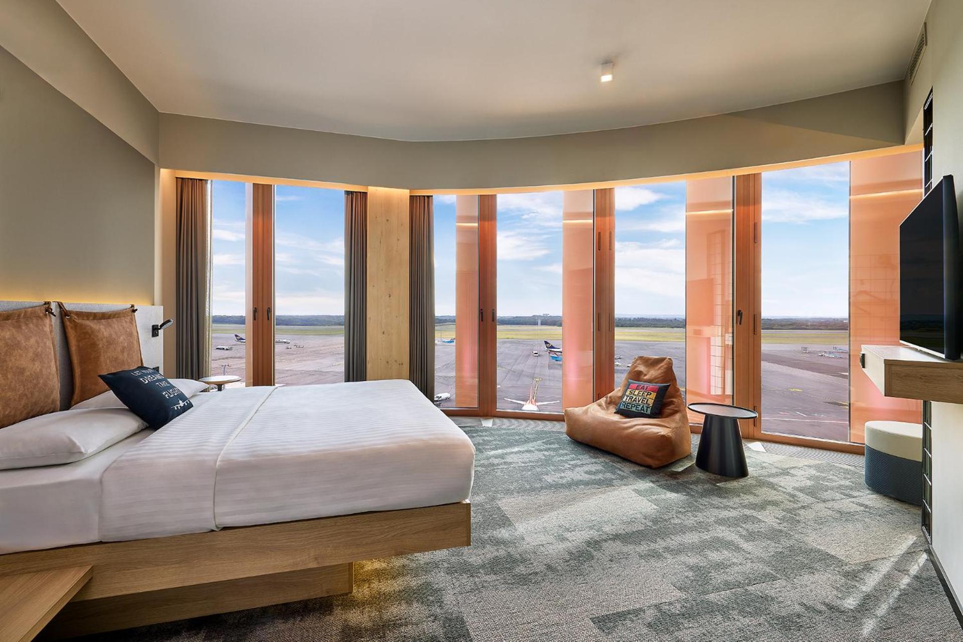 Moxy Luxembourg Airport Hotel Niederanven Екстериор снимка