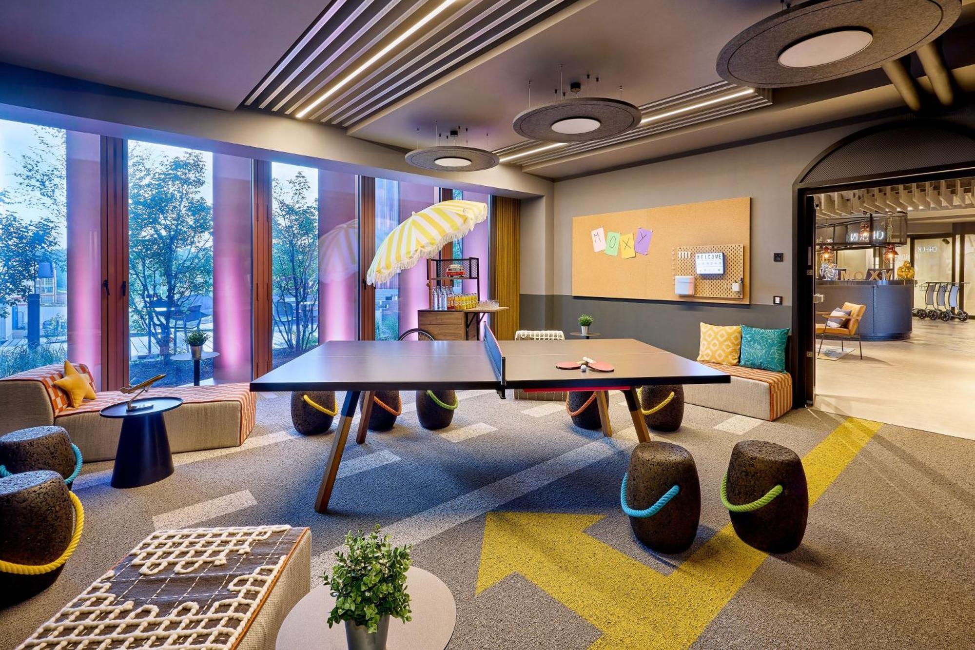 Moxy Luxembourg Airport Hotel Niederanven Екстериор снимка