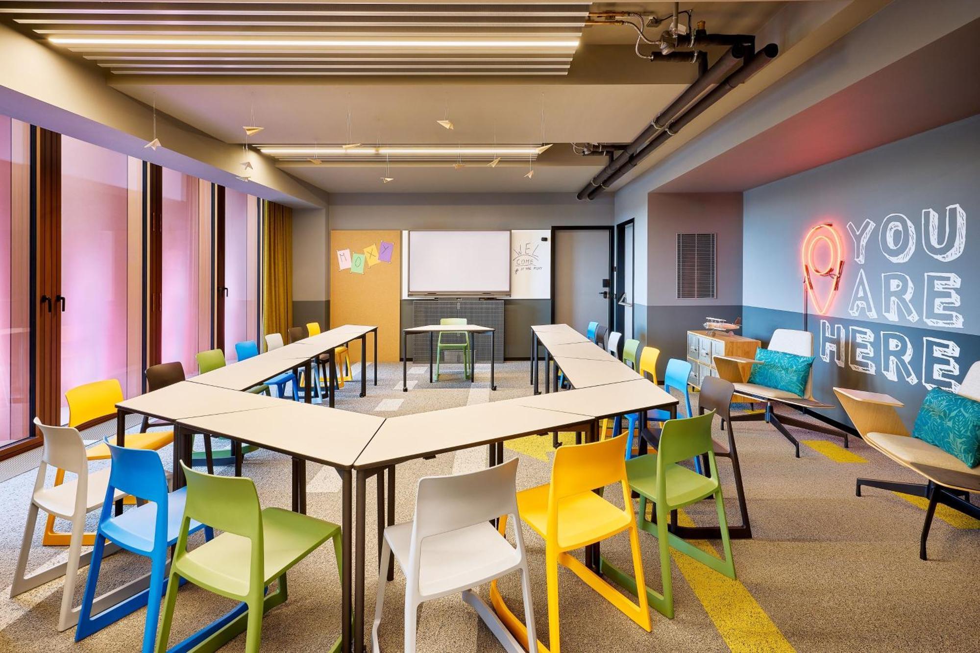 Moxy Luxembourg Airport Hotel Niederanven Екстериор снимка