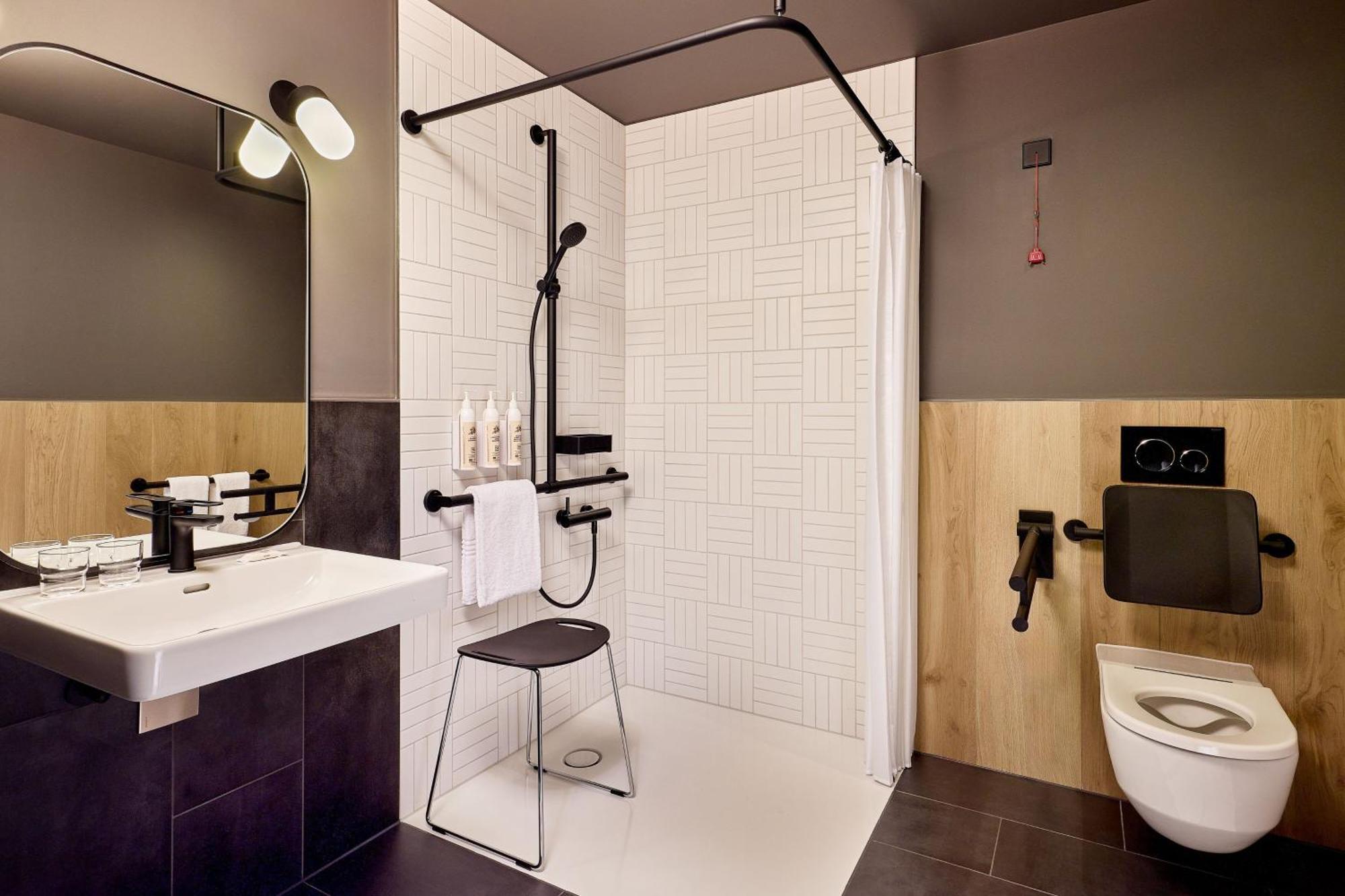 Moxy Luxembourg Airport Hotel Niederanven Екстериор снимка