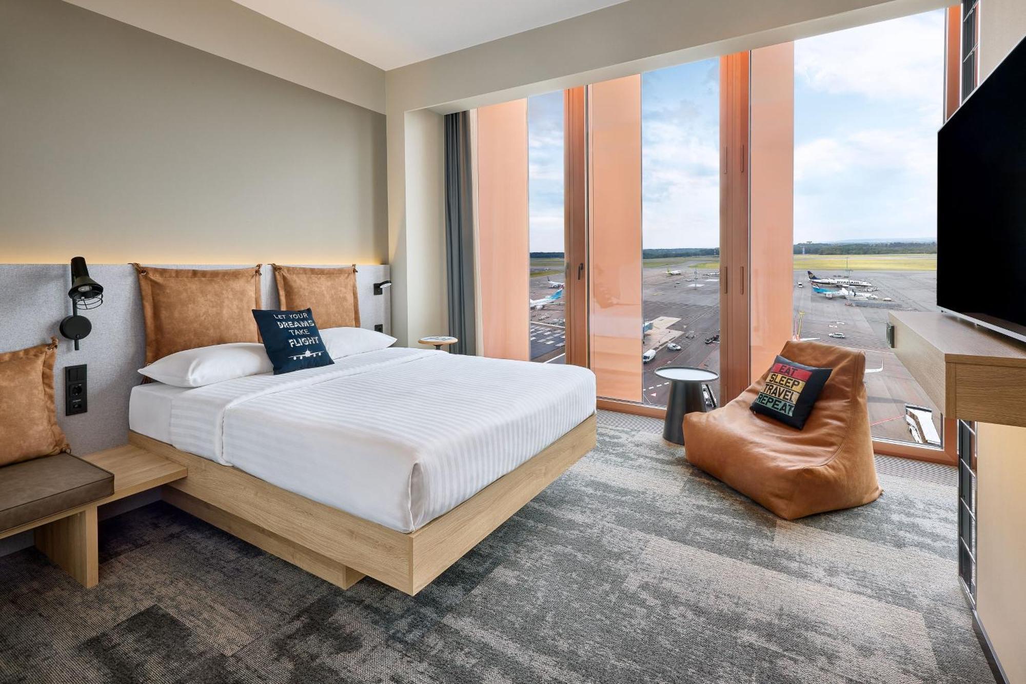 Moxy Luxembourg Airport Hotel Niederanven Екстериор снимка
